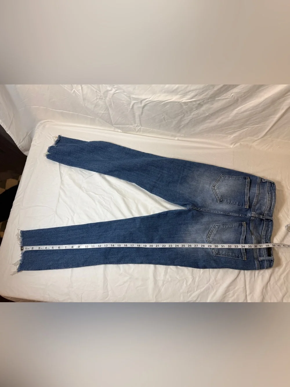 Women’s Cropped Frayed Hem Jeans in Blue